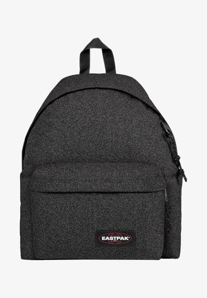 Sac à dos noir avec une surface texturée, une forme arrondie, une poche avant zippée et un patch logo noir. Dispose de deux bretelles et d'une poignée supérieure.