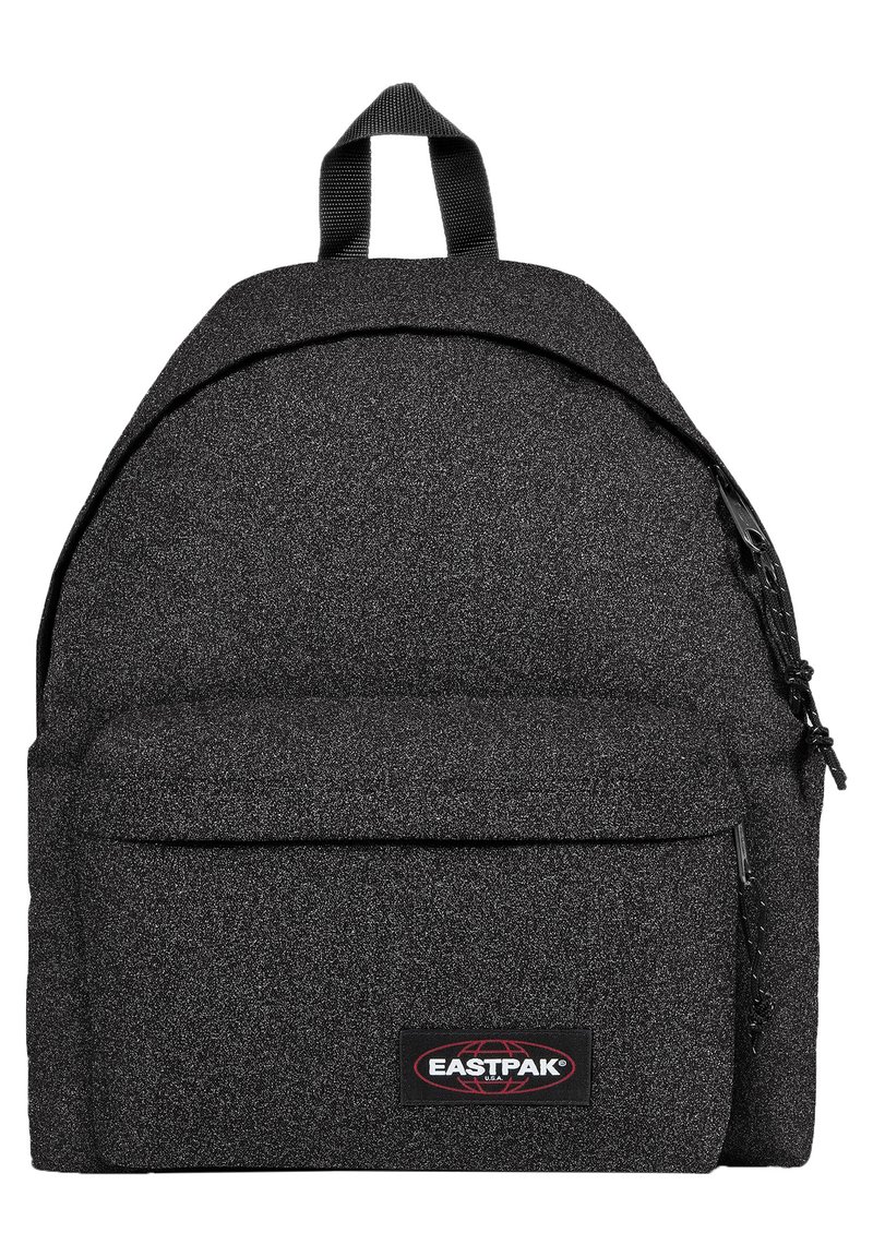 Schwarzer Rucksack mit strukturierter Oberfläche, runder Form, einer Fronttasche mit Reißverschluss und schwarzem Logo-Patch. Verfügt über zwei Schulterriemen und einen oberen Griff.