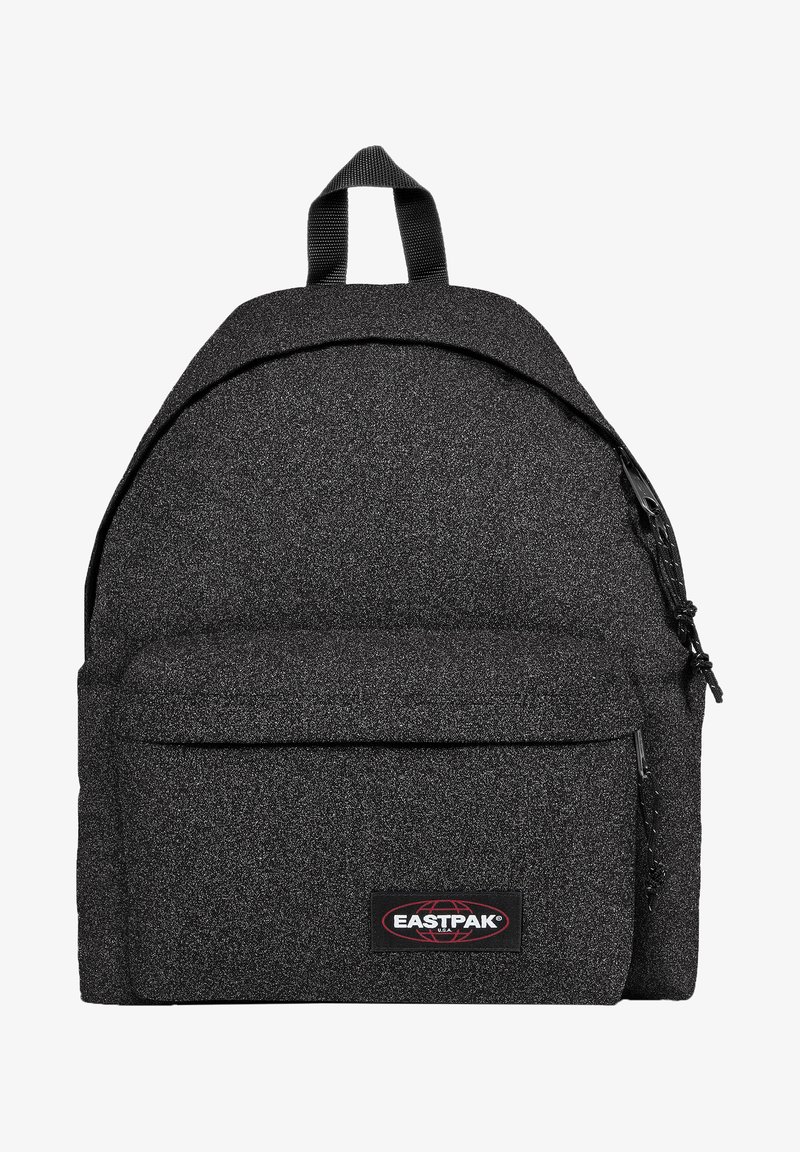 Zaino nero con superficie texturizzata, forma arrotondata, tasca frontale con zip e patch logo nero. Dotato di spallacci doppi e maniglia superiore.