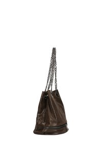 Borsa a secchiello in pelle marrone con finitura testurizzata, dotata di una tracolla in catena argentata e una tasca con zip laterale.
