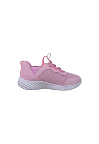 Zapatilla deportiva rosa con un upper de malla, acentos texturizados y una suela de goma blanca. Presenta una puntera redonda y cordones de tela con una tira para el talón.