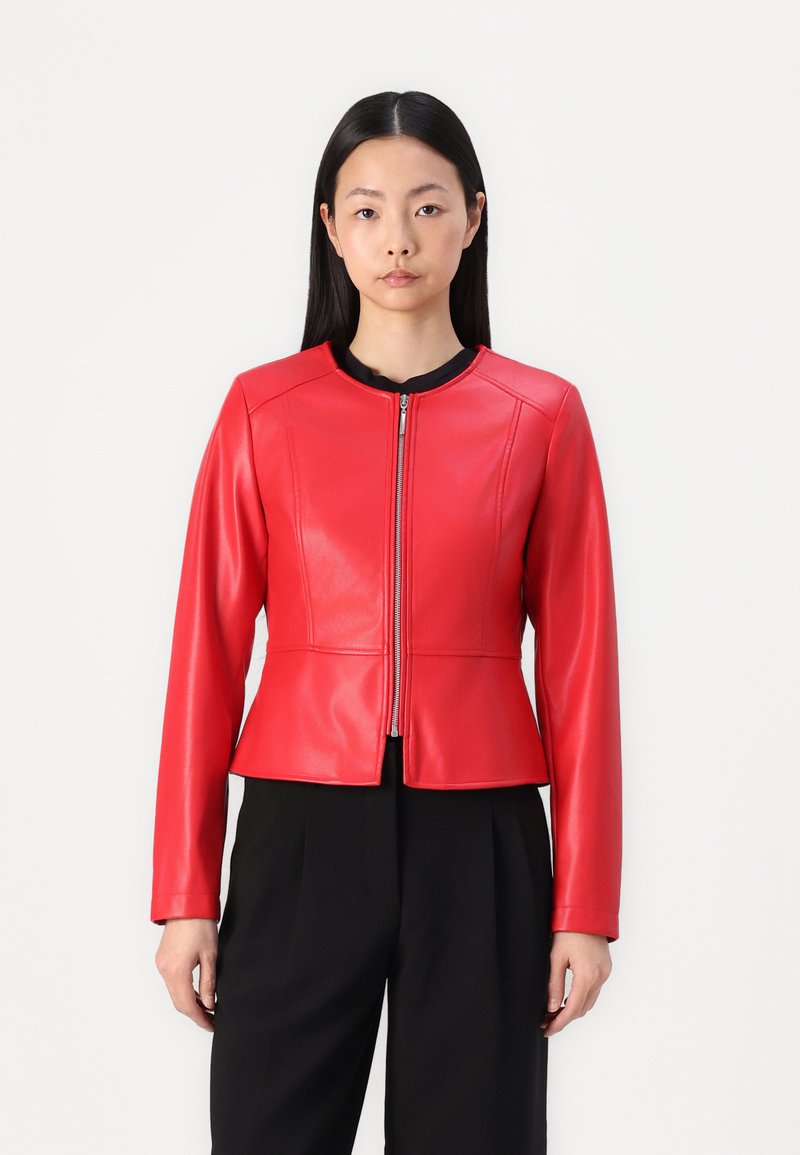 Rote Lederjacke mit Reißverschluss, taillierte Form, runder Ausschnitt und langen Ärmeln. Glatte Textur und maßgeschneiderte Silhouette.