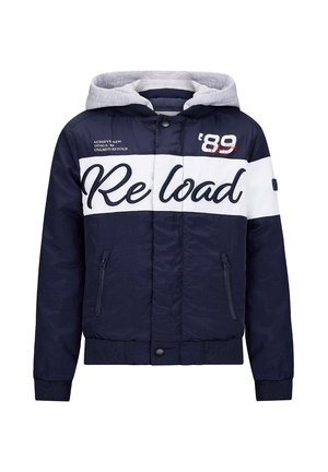 Giacca con cappuccio blu navy e bianca con la scritta "Reload" sul petto, tasche con cerniera e ulteriori piccoli testi "'89" e frasi motivazionali.