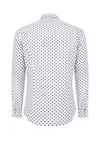 Biała koszula z długim rękawem, z geometrycznym wzorem małych granatowych i fioletowych diamentów, z zapięciem na guziki i zaokrąglonym dołem.