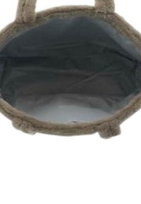 Bolsa de mano marrón difusa con exterior de felpa, parte superior abierta y forro interior gris. Forma redondeada, asas resistentes y sin herrajes visibles.