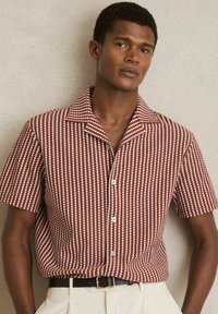 Reiss REGULAR FIT - TOWER TEXTURED-CUBAN-COLLAR - Vapaa-ajan kauluspaita - rust red white
