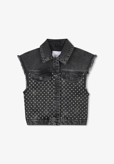 Gilet sans manches en denim noir avec une texture décolorée, déboutons floraux en argent, ourlet effiloché, col classique et fermeture à boutons sur le devant.