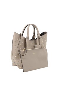 Beigefarbene Ledertasche mit goldenen Nieten, strukturierter Form, zwei oberen Griffen und einer abnehmbaren, passenden Tasche. Strukturierte Oberflächenstruktur.