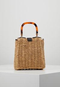 Borsetta in paglia intrecciata con manico in acetato tartaruga arancione, dettaglio nero e forma quadrata; presenta una superficie testurizzata e un design strutturato.