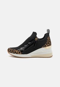 Sneaker in rete nera con accenti leopardati, punta lucida nera, suola a zeppa bianca e dettagli in hardware dorato sul tallone.