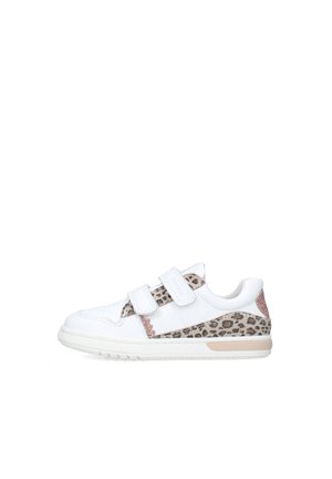 Scarpa da ginnastica bianca per bambini con due cinturini in velcro e dettagli con stampa leopardata sui lati e sul tallone, dettaglio suola beige.