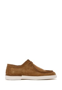 Chaussures en daim marron à lacets avec un bout arrondi, semelle en caoutchouc blanc et détail de couture le long du bord.