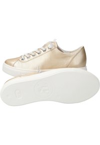 Metallisch goldene Sneaker mit einem glatten Lederobermaterial, weißen Schnürsenkeln und einer weißen Gummisohle mit einem strukturierten Rutschmuster.