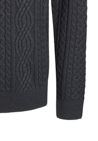 Dunkelgrauer gestrickter Pullover mit Ärmeln und Körper, die mit komplexen Kabelstrickmustern verziert sind, sowie gerippten Bündchen am Saum und Handgelenk.