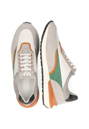 Graue und weiße Sneakers mit grünen und orangefarbenen Akzenten, die aus einer Mischung aus Veloursleder und Leder bestehen, eine strukturierte Sohle und flache Schnürsenkel aufweisen.