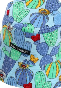 Niebieski bawełniany kapelusz typu bucket z wzorem kaktusów w różnych kolorach, w tym zielonym, żółtym i czerwonym, z czarną metką "VILJERVALLA".