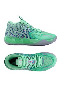 Scarpe da ginnastica verdi con una tomaia testurizzata caratterizzata da una stampa leopardata viola, materiale leggero e una suola testurizzata per garantire aderenza.