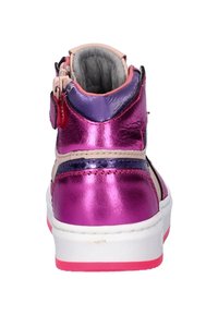 Hoge sneakers in glanzend paarse en roze metallic materiaal. Beschikt over een ritssluiting, een gewatteerde kraag en een witte zool met roze accenten.