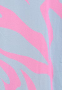 Stoff mit einem blauen Hintergrund und kräftigen, abstrakten pinken Wellenmustern. Glatte Textur mit leichter Erscheinung, geeignet für Kleidung.
