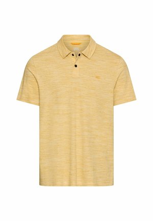 Żółta teksturowana koszulka polo z krótkim rękawem, dwoma czarnymi guzikami oraz subtelnym, haftowanym logo na lewej piersi.