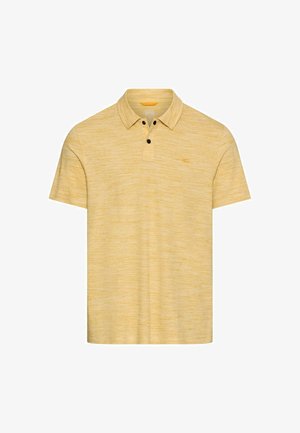 Żółta teksturowana koszulka polo z krótkim rękawem, dwoma czarnymi guzikami oraz subtelnym, haftowanym logo na lewej piersi.