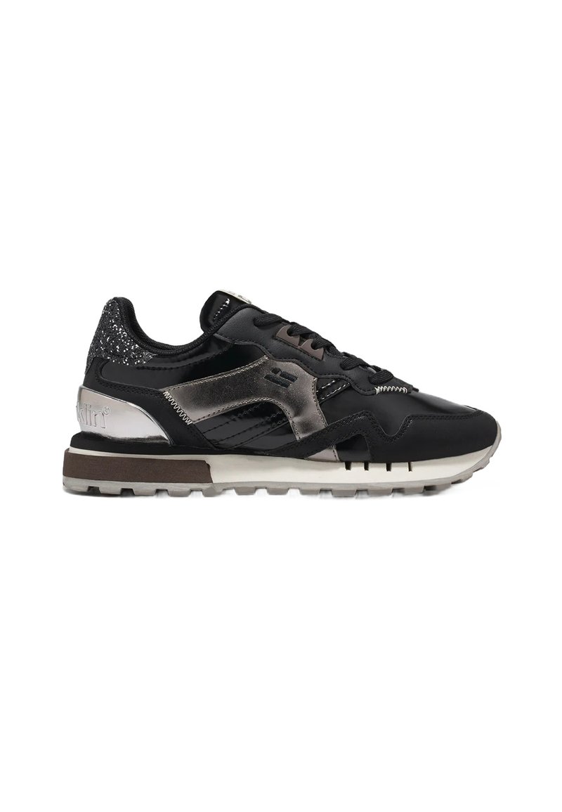 Zapatilla negra con una combinación de cuero liso y texturizado, acentos plateados metálicos, puntera redonda y una suela gruesa y acolchada.