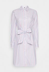 Sukienka w paski z niebieskimi i czerwonymi pionowymi paskami, z długimi rękawami, z zapięciem na guziki z przodu oraz wiązanym detalem w talii, który nadaje dopasowany kształt.