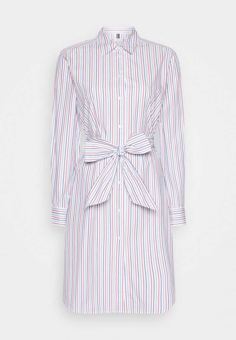 Sukienka w paski z niebieskimi i czerwonymi pionowymi paskami, z długimi rękawami, z zapięciem na guziki z przodu oraz wiązanym detalem w talii, który nadaje dopasowany kształt.