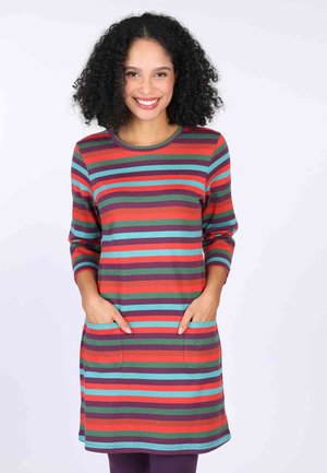Gestreiftes Kleid mit horizontalen Streifen in Rot, Grün, Lila und Blau. Lange Ärmel und seitliche Taschen. Weicher, elastischer Stoff.