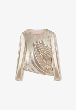 Top met lange mouwen van glanzende gouden stof met een ronde hals en geplooide details aan de voorkant, met een gladde, strakke textuur.