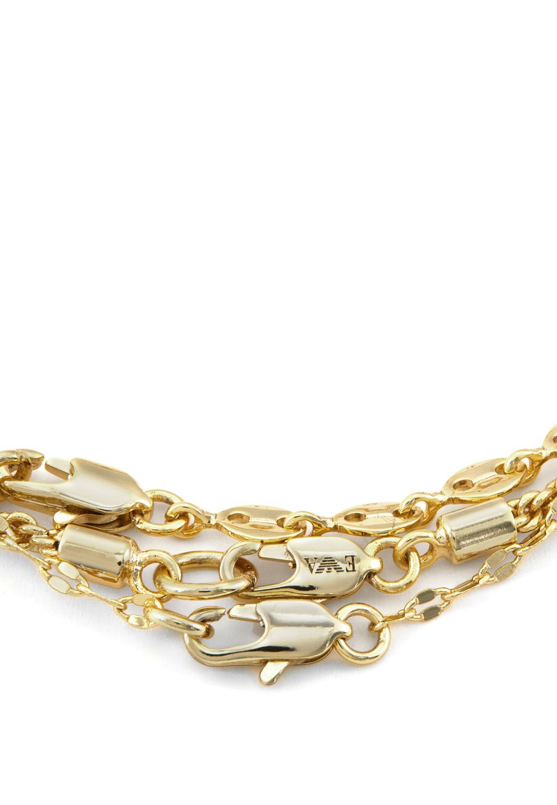 Goldfarbene Kettenarmband mit ineinandergreifenden Gliedern, unterschiedlichen Formen und detaillierten Verschlüssen, mit einer glatten Textur und reflektierender Oberfläche.