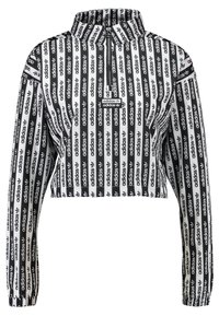 Černobílá krátká bunda s vysokým límcem, polovičním zipem a opakujícím se vzorem loga "adidas" na lehké, hladké tkanině.