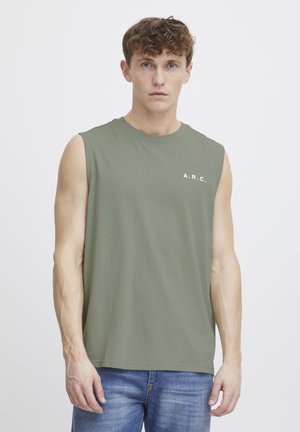 Olivgrünes ärmelloses T-Shirt aus weichem Stoff, mit Rundhalsausschnitt und weißem "A.R.C."-Text auf der linken Brust. Lockerer Schnitt.
