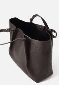 Sac en cuir marron foncé avec une texture granuleuse, ouverture unique, deux poignées, et fermeture à bouton ; intérieur spacieux.
