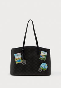 Czarna torba tote w ciemnym odcieniu brązu z subtelnym wzorem i długimi czarnymi uchwytami, ozdobiona naszywkami o tematyce podróżniczej przedstawiającymi Paryż, Monako i Nowy Jork.