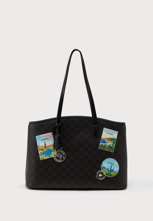 Sötétbarna vászontáska finom mintával és hosszú fekete fülekkel, utazással kapcsolatos jelvényekkel díszítve, melyek Paris, Monaco és New York témájúak.