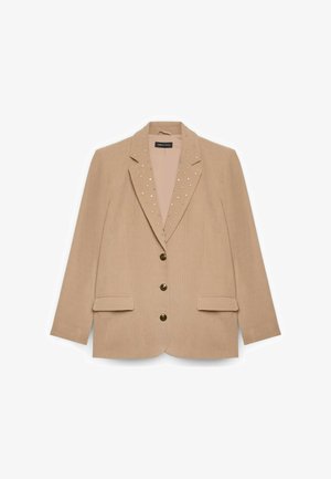 Blazer in corduroy beige con tre bottoni, due tasche a patta anteriori e borchie argentate decorate su colletto e revers.