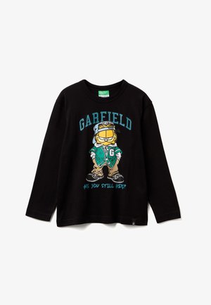 Schwarzes Langarm-T-Shirt mit einem Cartoon-Kater in einer grünen Jacke und einer Mütze, der aufgedruckte Text lautet "GARFIELD BIST DU NOCH HIER?"