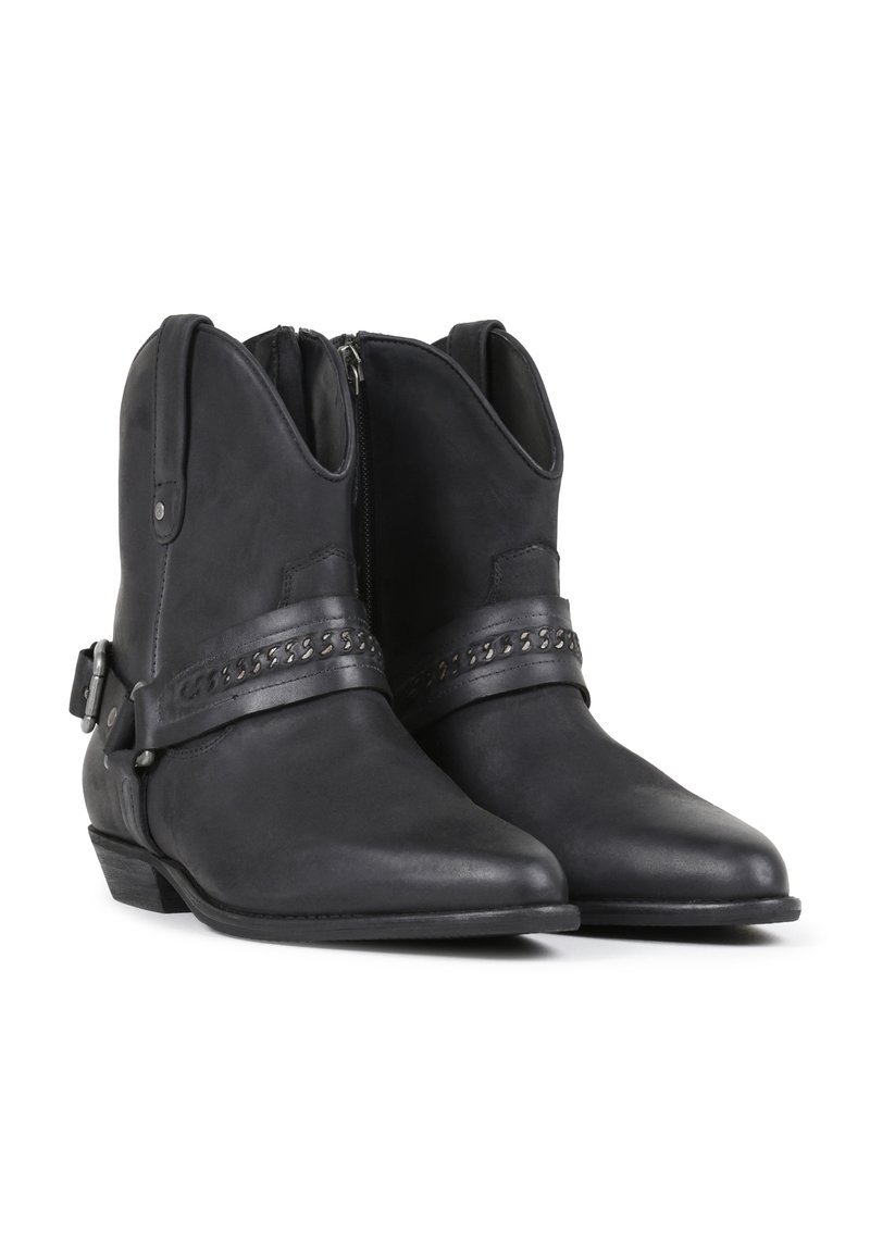 Czarne skórzane botki za kostkę z wąskim noskiem, bocznym zamkiem błyskawicznym oraz ozdobnym paskiem z małymi metalowymi akcentami. Niski, pękaty obcas.