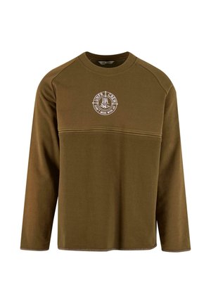 Olivgrüner Rundhals-Pullover aus weichem Stoff. Mit langen Ärmeln, rundem Ausschnitt und einem weißen runden Logo auf der Brust.