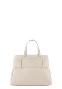 Borsa strutturata color beige realizzata in pelle testurizzata. Presenta due manici superiori e una larga tracolla prominente nella parte anteriore.