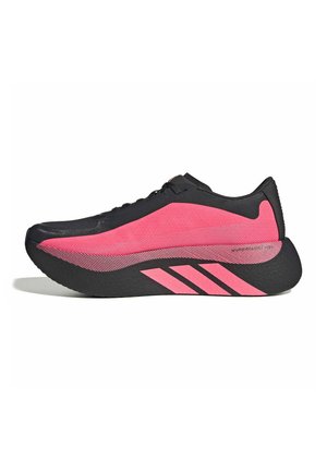 Chaussure de course noire et rose avec une semelle épaisse, trois bandes roses sur le côté et fermeture à lacets.