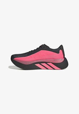 Chaussure de course noire et rose avec une semelle épaisse, trois bandes roses sur le côté et fermeture à lacets.