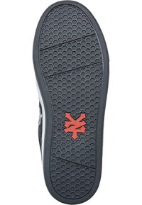 Talpă de pantof din cauciuc negru cu un model hexagonal, având un logo central cu accente roșii. Marginile sunt netede, iar banda de rulare oferă aderență.