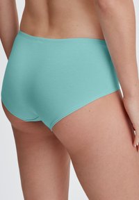 Lichtblauwe katoenen slipjes met een gladde textuur, een mid-rise snit en een naadloze tailleband, met een schone en eenvoudige uitstraling.