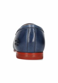 Läder skor i marinblått med låg profil, en slank design och en kontrasterande röd sula. Har en jämn textur och minimal detaljering.