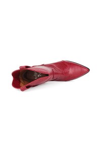 Crvene lažne krokodil kože gležnjače s izvijenim vrhom i izrezanim dizajnom. Imaju glatku unutrašnjost i elegantno šivane detalje.
