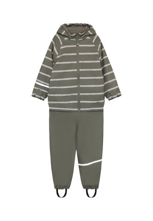 Completo antipioggia per bambini verde oliva con cappuccio, zip frontale, strisce bianche orizzontali sulla giacca, pantaloni tinta unita con una striscia bianca sulla gamba sinistra.