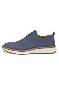 Scarpa da uomo in pelle scamosciata blu con una superficie liscia, dotata di una suola in gomma bianca, punta rotonda, design con lacci e dettagli in contrasto color tan.