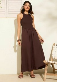 Friends Like These REGULAR FIT - MIX DROP WAIST 2-IN-1 MIDI - Maxi šaty - chocolate brown
